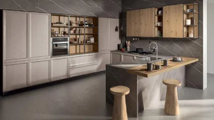 Cucina Design con penisola Atelier 04  in Frassino laccato decapè Ecru e Rovere Nodato Naturale di Astra