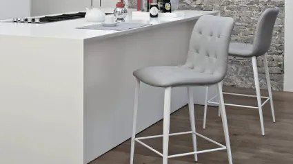 Sgabello in ecopelle trapuntata e imbottita con base in acciaio laccato Kuga di Bontempi