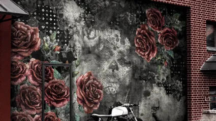 Carta da parati La Santa con volto di donna e rose rosse di Instabilelab