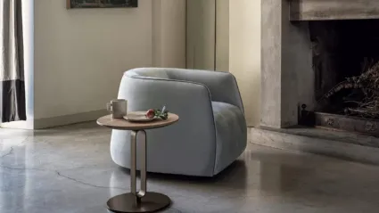 Tavolino Alfred con top in legno e base portariviste in acciaio laccato di Bontempi