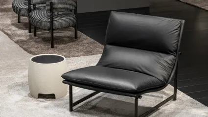 Tavolino Boston con top in vetro e base in massello di legno accoppiato rivestito da una sabbiatura effetto cemento di Misuraemme