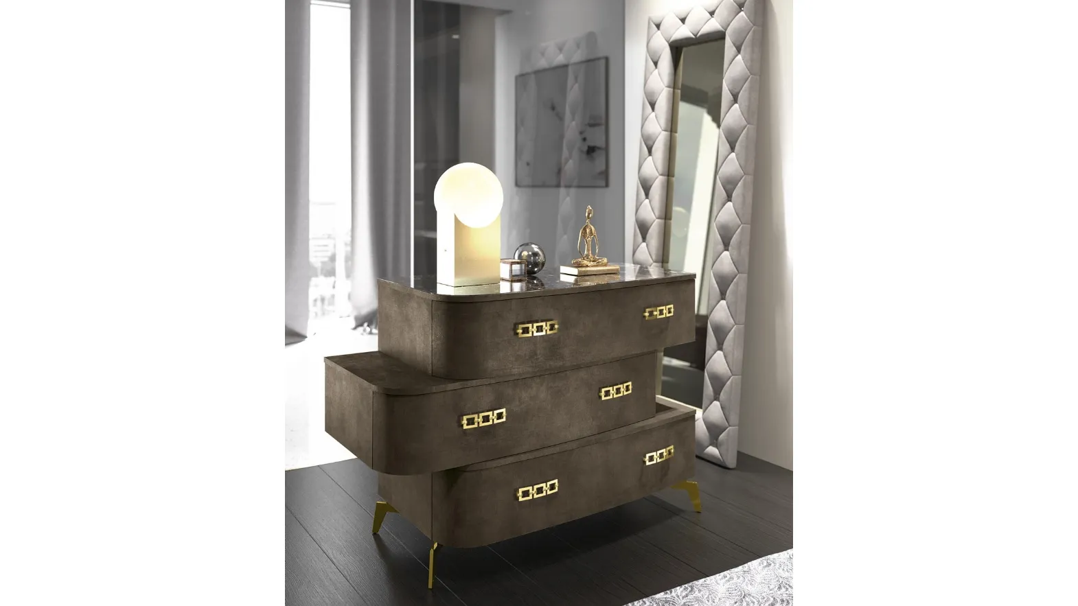 Specchiera Duse con cornice in ecopelle imbottita di Adriatica