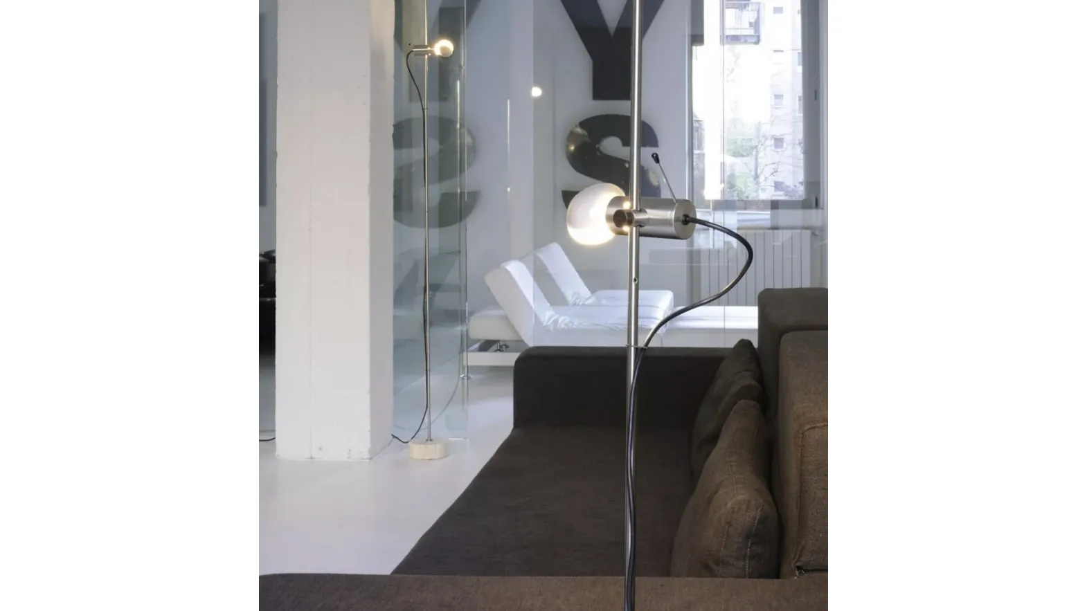 Lampada da terra orientabile e regolabile in metallo con base in Travertino Agnoli di Oluce