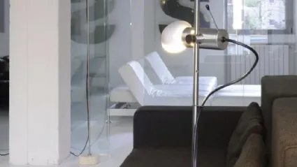 Lampada da terra orientabile e regolabile in metallo con base in Travertino Agnoli di Oluce