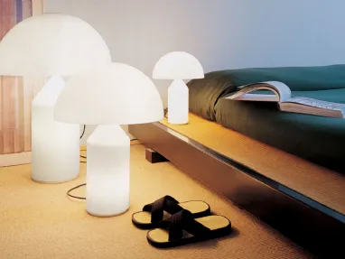 Lampada da tavolo a luce diretta e diffusa in vetro di Murano opalino Atollo vetro di Oluce