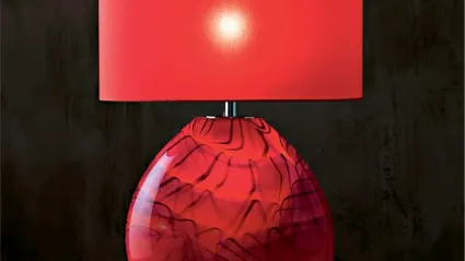 Lampada da tavolo Boheme con vaso in vetro rosso, nero e oro e paralume in tessuto rosso di Le Fablier