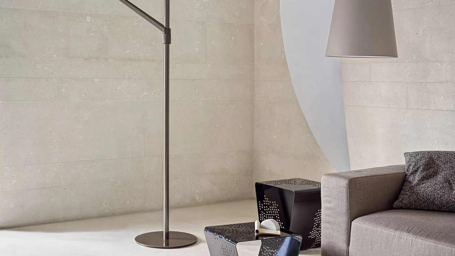 Lampada da terra Cloe con paralume in tessuto e struttura in acciaio laccato di Bontempi