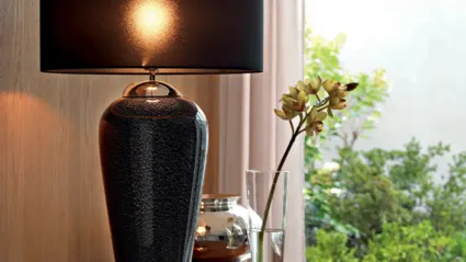 Lampada da tavolo Diva Noir con vaso in vetro nero e paralume in tessuto di Le Fablier