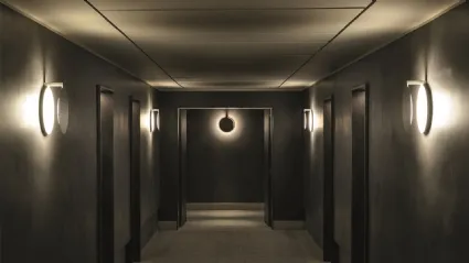 Lampada da parete a luce indiretta e riflessa in metallo Duca di Oluce
