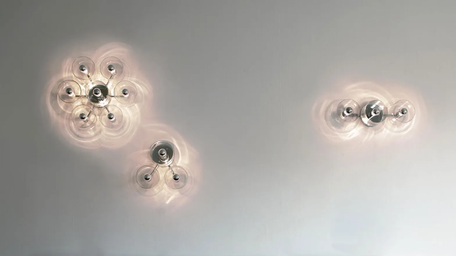 Lampada da parete in vetro soffiato trasparente e metallo cromato Fiore di Oluce