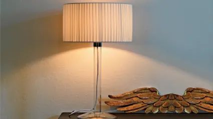 Lampada da tavolo Hari con paralume in tessuto e stelo in pirex trasparente di Le Fablier