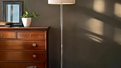 Lampada da terra Hari con paralume in tessuto e stelo in pirex trasparente di Le Fablier