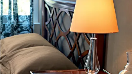 Lampada Miss da tavolo con struttura cromata e stelo sagomato in pirex trasparente e paralume in tessuto giallo di Le Fablier