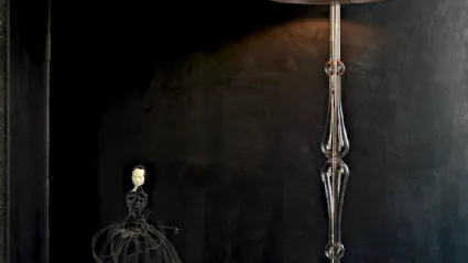 Lampada da terra Miss con struttura cromata,  stelo sagomato in pirex trasparente e paralume in tessuto di Le Fablier