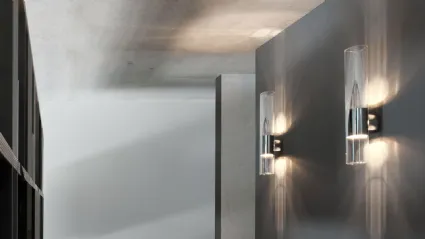 Lampada da parete con diffusore di sagoma ovale realizzato in vetro pyrex trasparente con struttura e schermo riflettente in alluminio lucido Line di Oluce