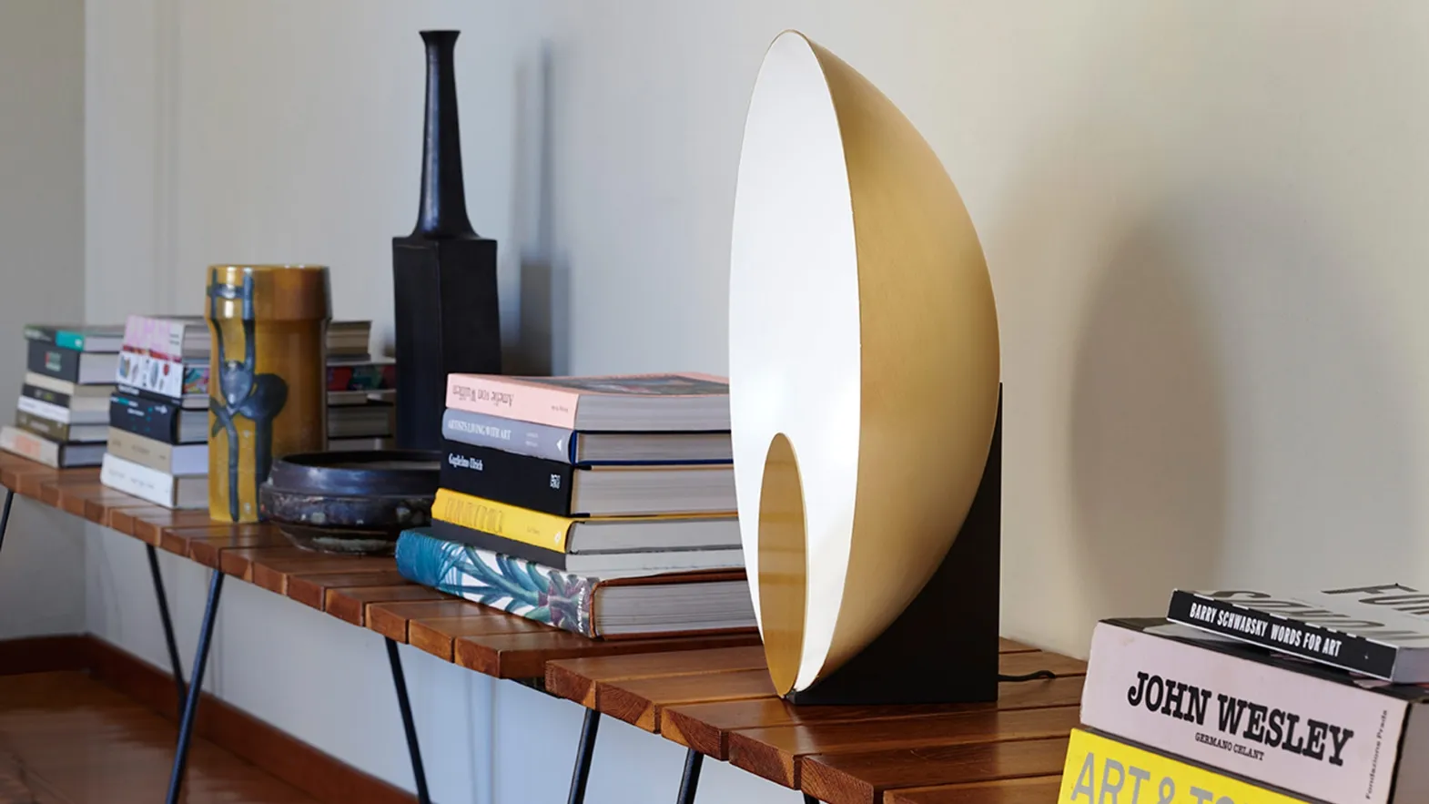 Lampada da tavolo in alluminio smaltato esternamente in oro satinato Siro di Oluce