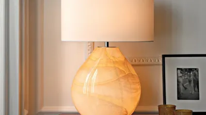 Lampada da tavolo Salomè con vaso in vetro giallo e oro e paralume in tessuto di Le Fablier