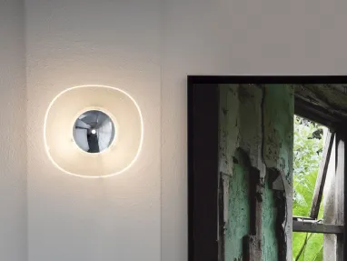 Lampada da parete con diffusore centrale in vetro soffiato opale acidato, vetro esterno trasparente curvato e riflettore centrale in metallo cromato Yolk di Oluce