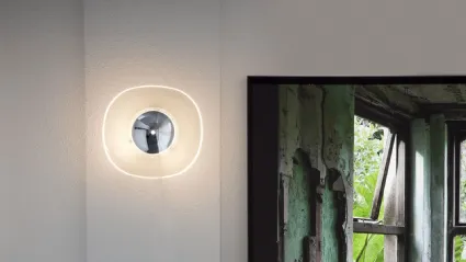 Lampada da parete con diffusore centrale in vetro soffiato opale acidato, vetro esterno trasparente curvato e riflettore centrale in metallo cromato Yolk di Oluce