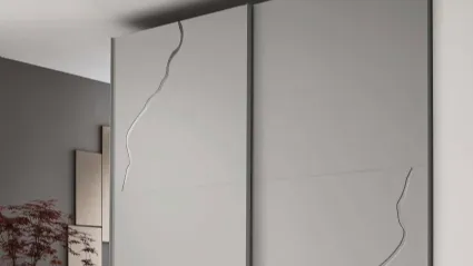 Armadio con anta scorrevole Flash Midi in melaminico con decoro pantografato in laccato metallizzato Argento di Maronese Acf