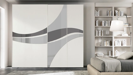 Armadio Mirea con ante scorrevoli in frassino e specchio di Adriatica