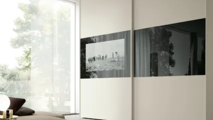 Armadio con ante scorrevoli in nobilitato Grigio con fascia orizzontale centrale in vetro predisposta per montaggio TV New York di Adriatica