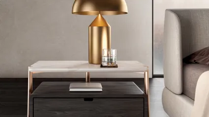 Comodino con top in marmo, contenitore in Rovere tinto nero e struttura in metallo Eros di Misuraemme