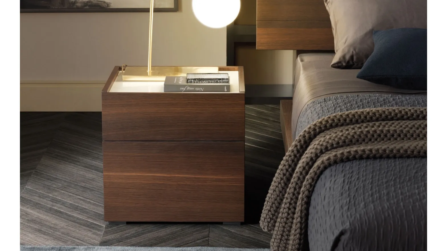 Comodino Cube in essenza Olmo grey con top in vetro di Misuraemme