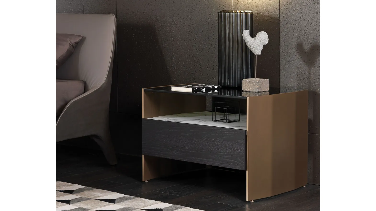 Comodino con ripiano in vetro, top in marmo, cassetto in essenza e struttura in alluminio laccato Milvian Night di Misuraemme