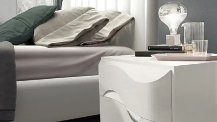Letto Silk in tessuto con testiera di Adriatica
