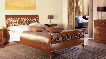 Letto matrimoniale in legno con testiera e pediera traforate Ciclamino di Le Fablier
