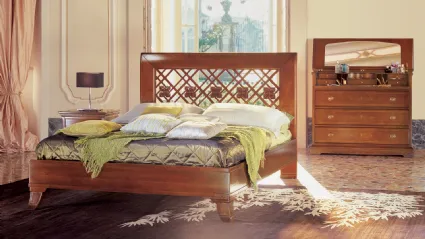 Letto in legno con testiera intagliata Ciliegio di Le Fablier