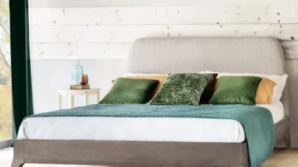 Letto Liquirizia con testiera in tessuto imbottito di Le Fablier