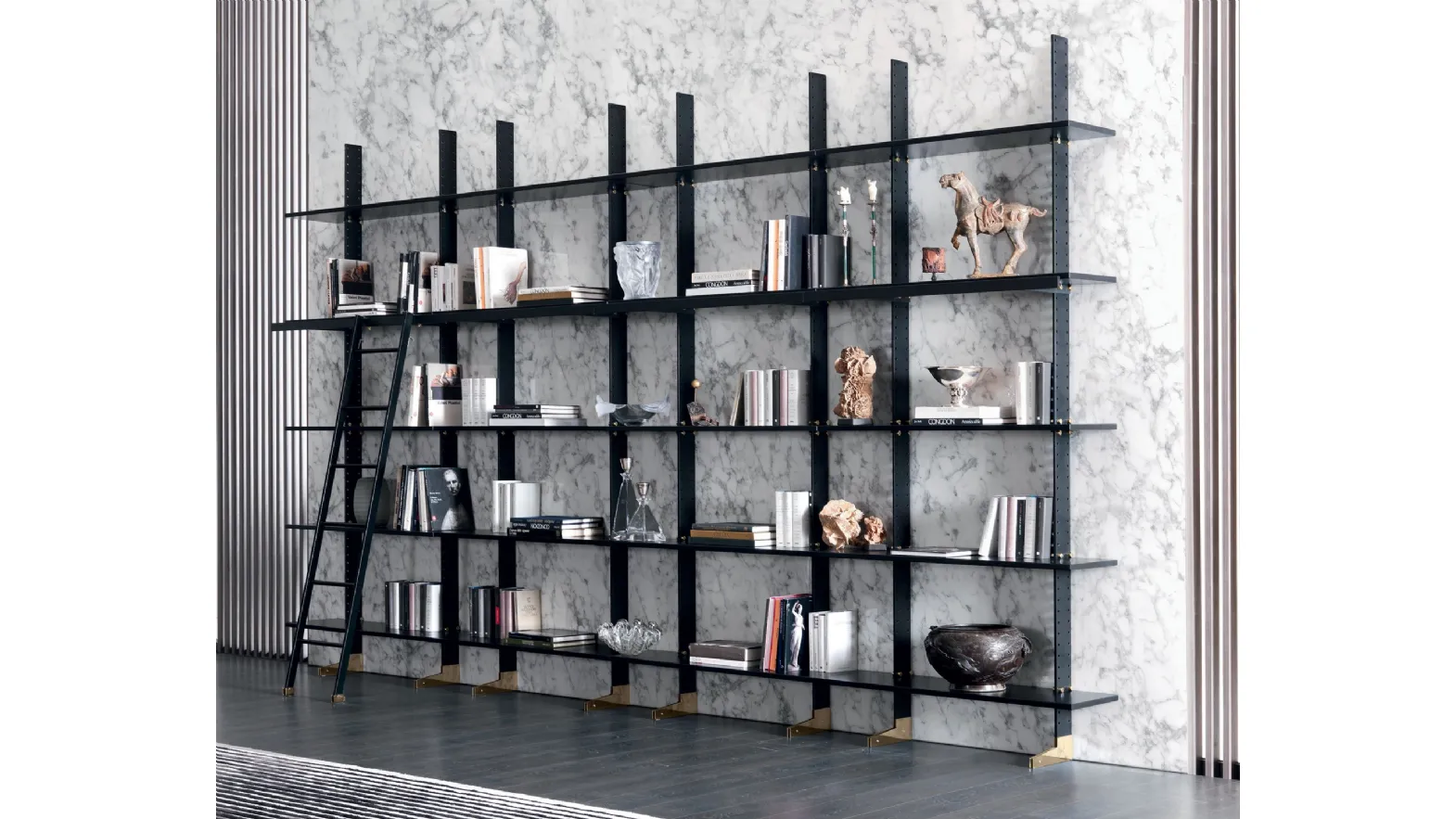 Libreria modulare componibile in trafilato di acciaio con mensole in laccato Elegie di Misuraemme