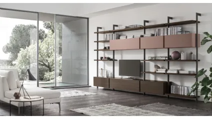 Libreria a muro O Pen SU2127 in melaminico Rovere Thea e laccato opaco Cipria con montanti e supporti in metallo laccato opaco Manganese di Maronese Acf