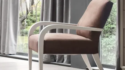 Poltrona in tessuto imbottito con struttura in legno laccato bianco Suite di Le Fablier