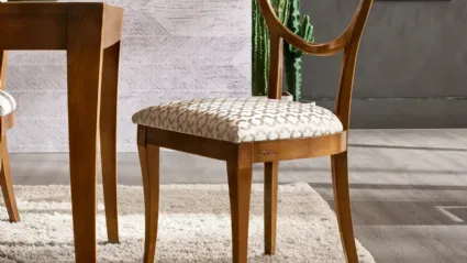 Sedia Apus in legno con seduta in tessuto imbottito di Le Fablier