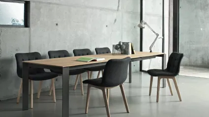 Sedia Kuga in tessuto imbottito e trapuntato con base in legno di Bontempi