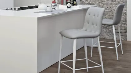 Sgabello in ecopelle trapuntata e imbottita con base in acciaio laccato Kuga di Bontempi