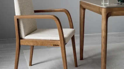 Sedia in tessuto con struttura in legno Kunti di Le Fablier