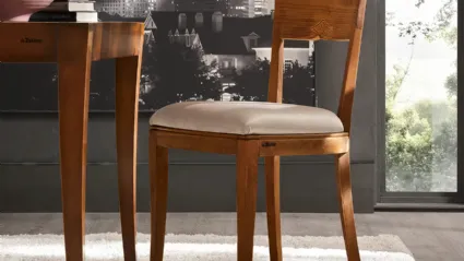 Sedia Meissa i n legno con seduta imbottita in tessuto di Le Fablier