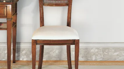 Sedia Ossidiana in  legno con seduta in tessuto imbottito di Le Fablier