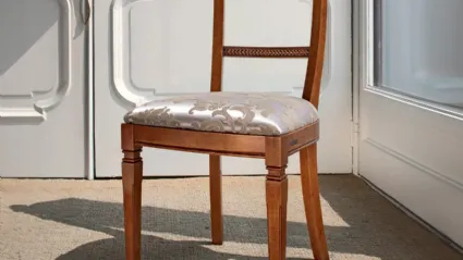 Sedia in legno con seduta in tessuto damascato imbottito Violetta di Le Fablier