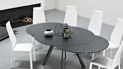 Tavolo allungabile Giro con top in cristallo antigraffio opaco e base in acciaio inox di Bontempi