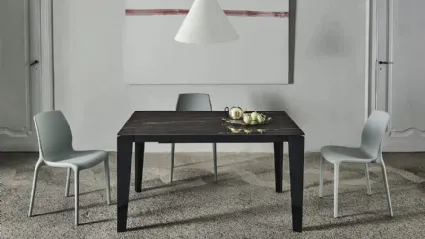 Tavolo allungabile Cruz XXL con top in SuperMarmo e base in acciaio laccato di Bontempi