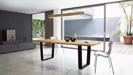 Tavolo Gate con top in legno secolare naturale e base in metallo di Nature Design