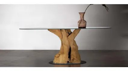 Tavolo Sequoia con basamento in radice di teak, top in vetro trasparente e base in metallo di Nature Design