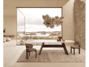 Tavolo Wave con top in ceramica Calacatta Gold, base in metallo e trave in legno di Nature Design