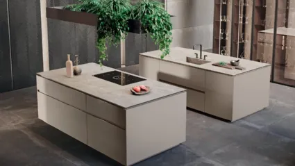 Cucina Design con doppia isola in laccato lucido e top in gres Mantis Rovere Magma di Binova