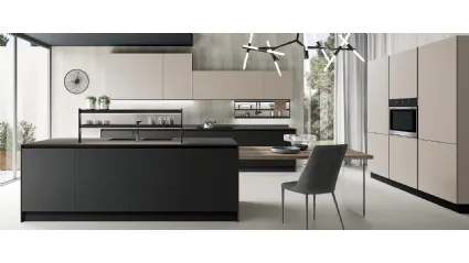 Cucina Moderna con isola Diva in Pet Nero opaco e Tortora opaco di Evo Cucine